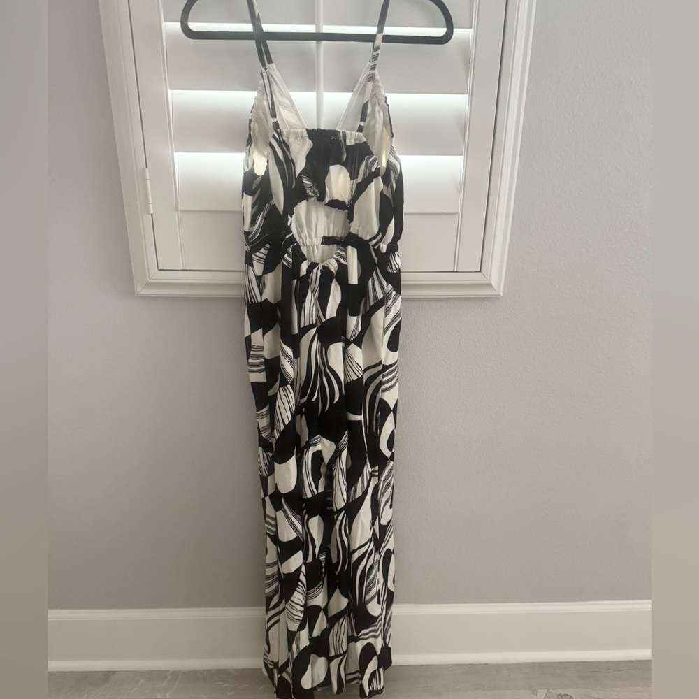 New with tags Printed Black and Cream Wide Leg Jumpsuit/ Romper size S w/pockets